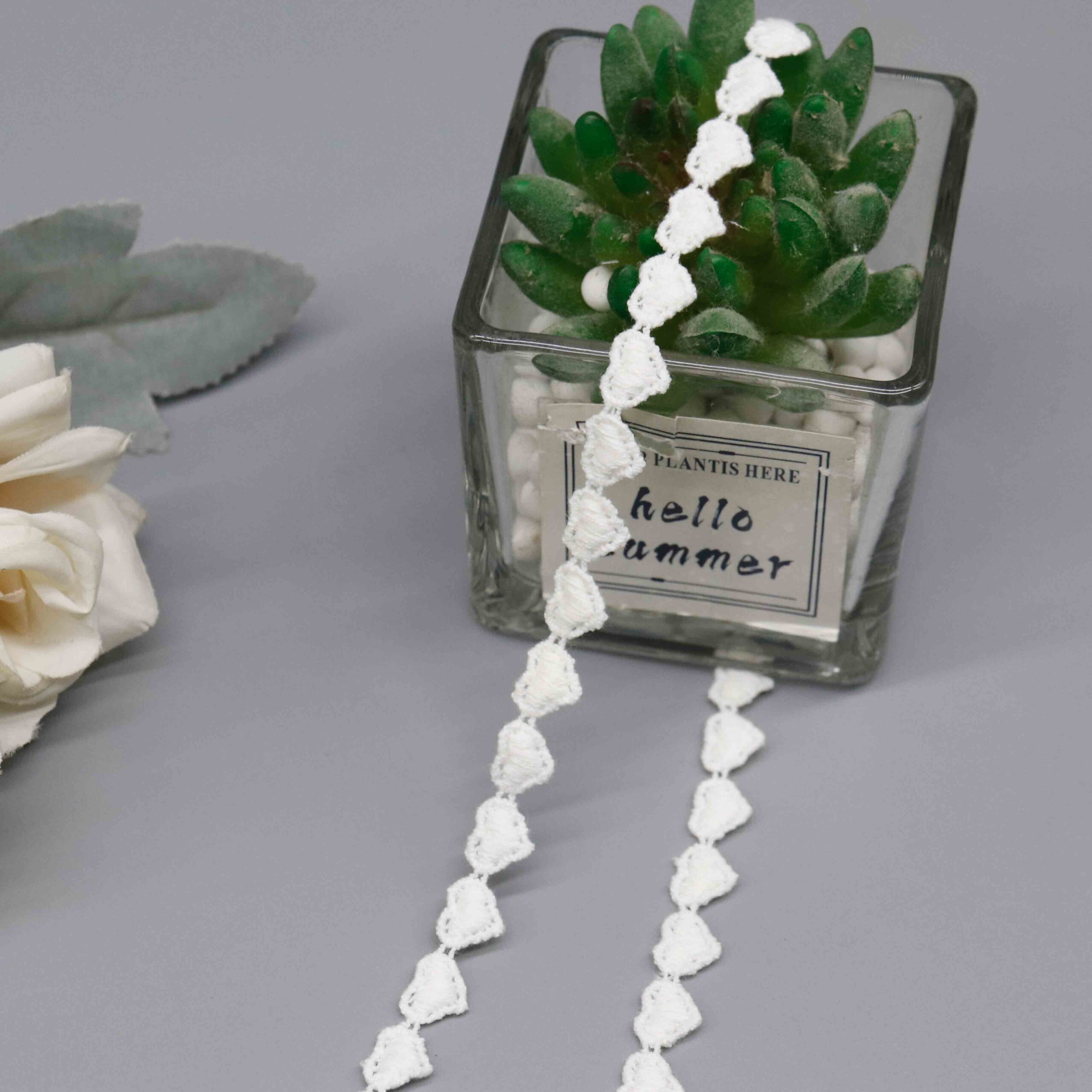 High-resolution focus on continuous heart-shaped border construction and connection point quality.