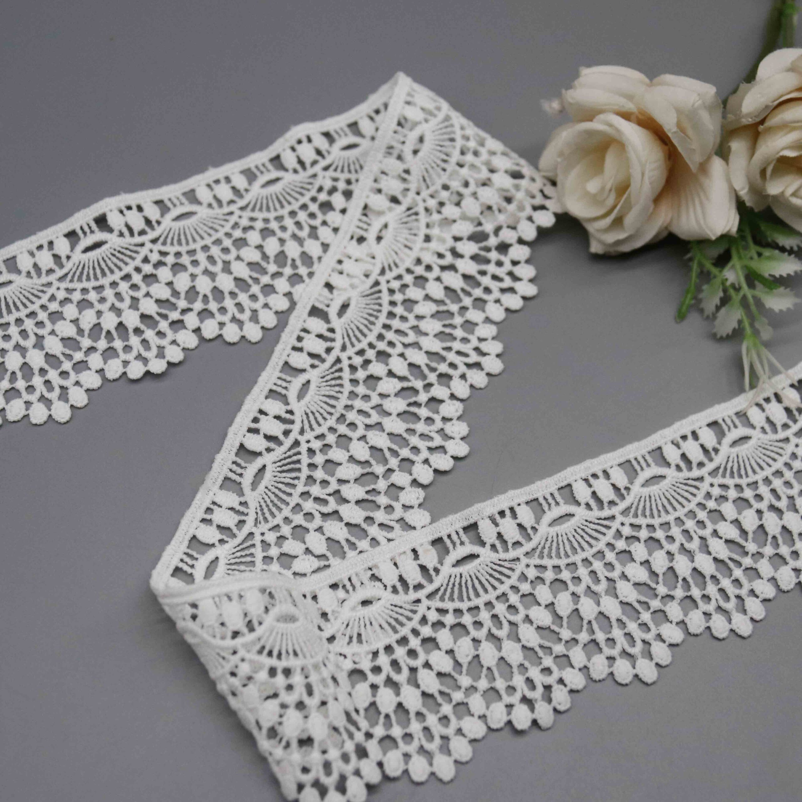 Close detail of the scalloped border construction and clean finishing.
