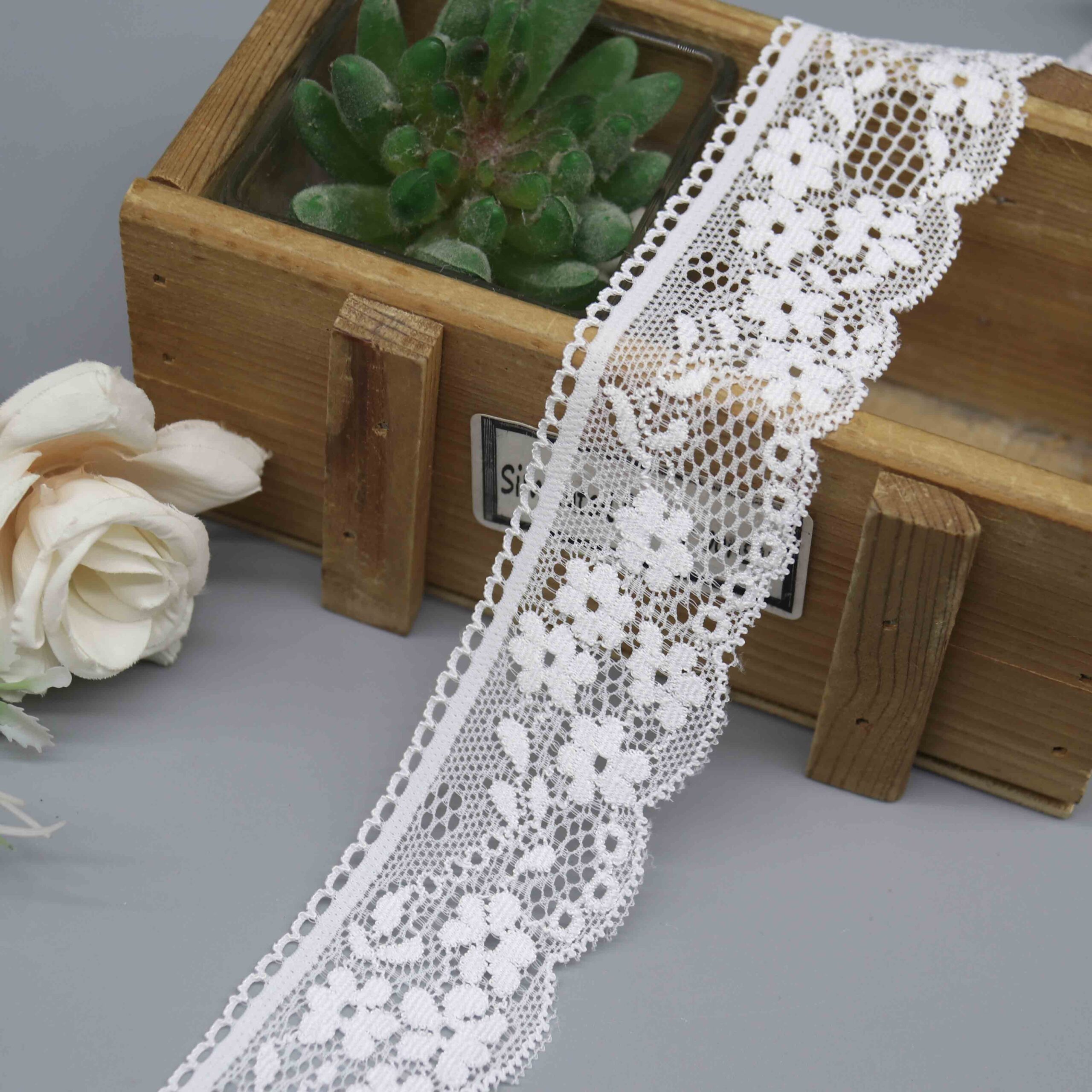 A product photo of a 4cm white galloon lace trim, model HDL-1178, featuring a sweet, dense floral pattern and a single scalloped edge.